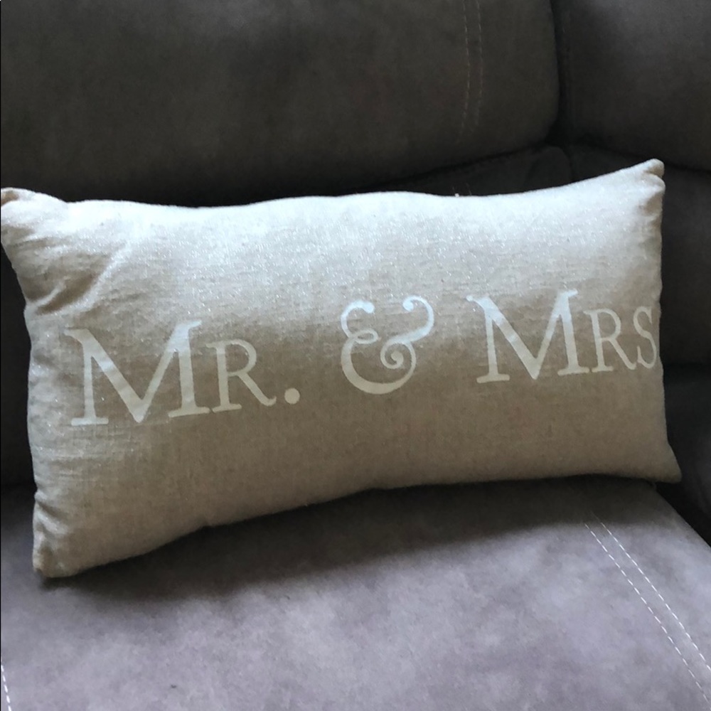Mr & Mrs Pillow